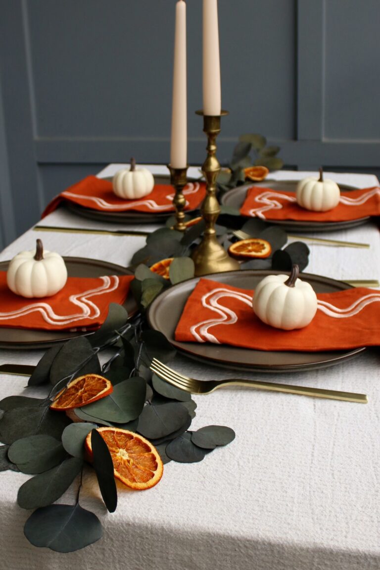 A Simple Thanksgiving Tablescape